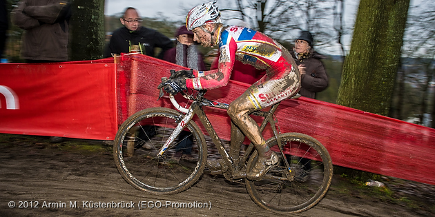 121223_BEL_Namur_CycloCross_Pauwels_uphill_sideview_pan_by_Kuestenbrueck_acrossthecountry