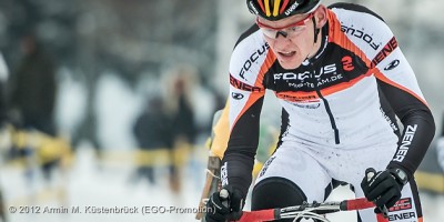 121209_GER_Frankfurt_CycloCross_Men_Schulte-Luenzum_frontal_chasers_p_acrossthecountry_by_Kuestenbrueck_