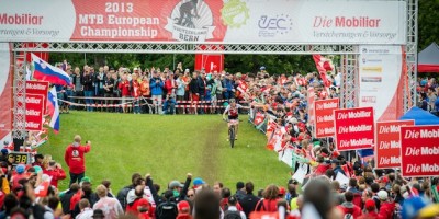 130623_SUI_Bern_ECH_XC_Women_Leumann_finishing_clappinghands_spectators_acrossthecountry_mountainbike_by_Maasewerd