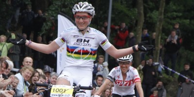 Julie-Bresset_Sabrina-Enaux_winning_Locmine_acrossthecountry_mountainbike_by-Machabert.