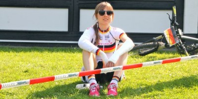 Sofia Wiedenroth_sitting_injured wrist_acrossthecountry_mountainbike_xco_by Goller.