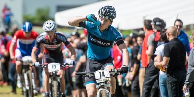 130518_GER_Albstadt_XC_U23m_Schuermans_drinking_feedzone_acrossthecountry_mountainbike_by_Kuestenbrueck