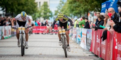 130920_GER_TransZollernalb_Stage1_BadImnau-Balingen_HuberU_Mennen_sprinting_acrossthecountry_mountainbike_by_Kuestenbrueck