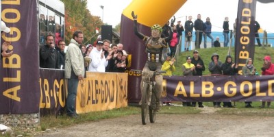 Silke Schmidt_zieleinfahrt_acrossthecountry_mountainbike_by Goller