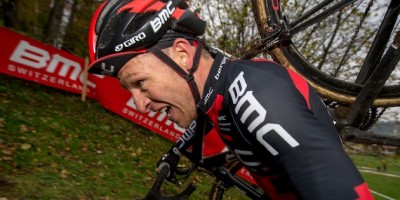 131117_SUI_Madiswil_CX_Men_Naef_sideview_close_running_acrossthecountry_cyclocross_by_Kuestenbrueck