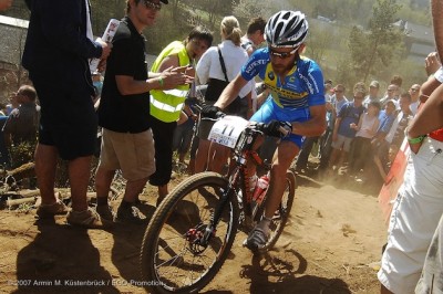 070422_houffalize_men_kessiakoff_uphill_corner_acrossthecountry_mountainbike_by-Kuestenbrue