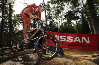 070701_stfelicien_men_fuglsang_rocks_sideview_nissan_acrossthecountry_mountainbike_by-Kuestenbrueck