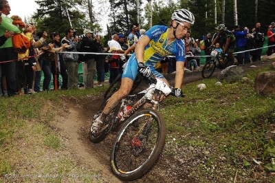 070701_stfelicien_men_kessiakoff_naef_corner_spectators_acrossthecountry_mountainbike_by Kuestenbruec