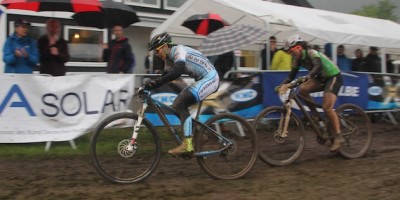 Sabine-Spitz_Lena-Putz_DM14_Sprint_Saalhausen_zielpassage_acrossthecountry_mountainbike_by-Goller