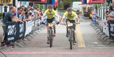 Markus-Kaufmann_Jochen-Kaess_finish_yellow_TA14_acrossthecountry_mountainbike_by-Andreas-Dobslaff.