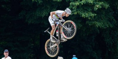 Nino-Schurter_flying_SM14_Lostorf_acrossthecountry_mountainbike