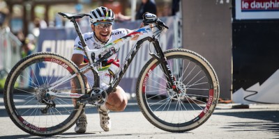 Nino-Schurter_Meribel_bike_scalpel_finish_acrossthecountry_mountainbike_by-Kuestenbrueck