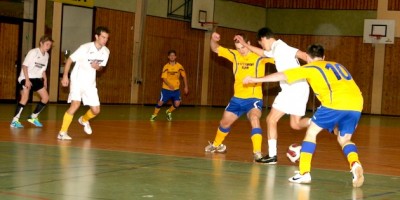 Soccercup13_Schwarzwaldbolzergelb-contra_Ballkunstensemble_by-Goller