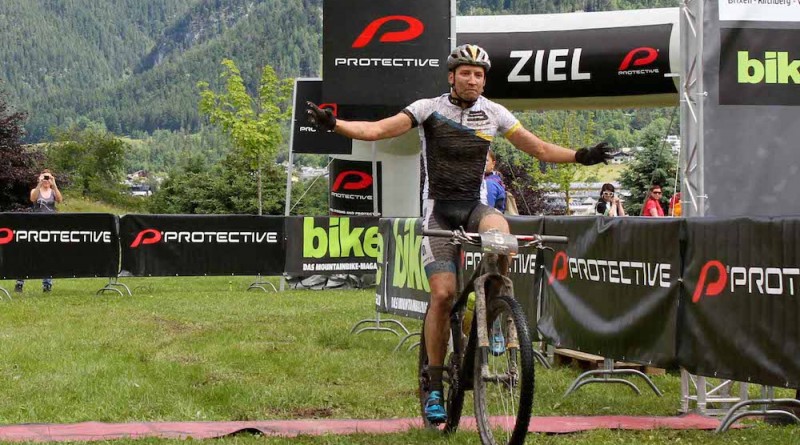 Simon Stiebjahn_finish_BikeFourPeaks_Etappe1_by Oliver Kraus