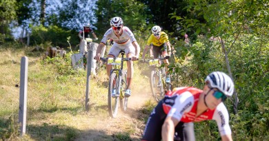 Die Spitzengruppe um Max Brandl, Vinzent Dorn und David List in der Trailabfahrt bei Todtnauberg. Foto: Sigel.