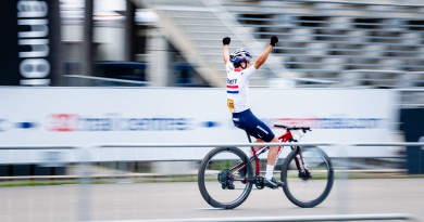 Thomas Pidcock's Zieleinfahrt vor leeren Rängen im Biathlon-Stadion. Foto: Lynn Sigel